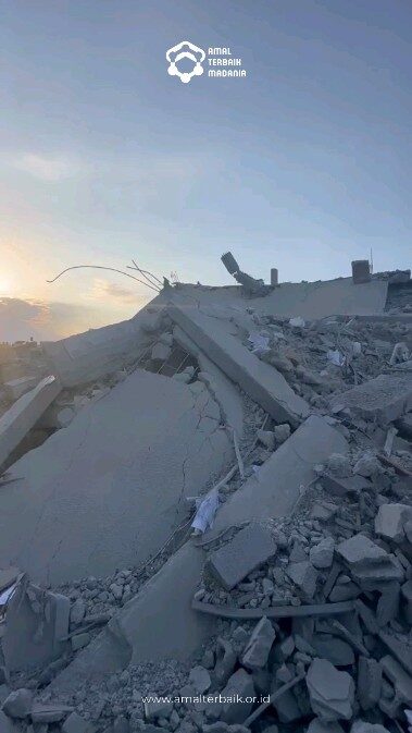 Instagram post from amal.terbaik. This post is in position 8.